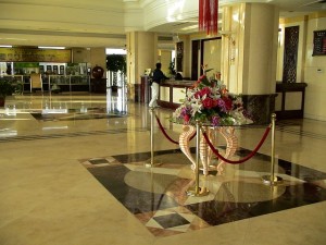 <alt="hotel lobby"/>